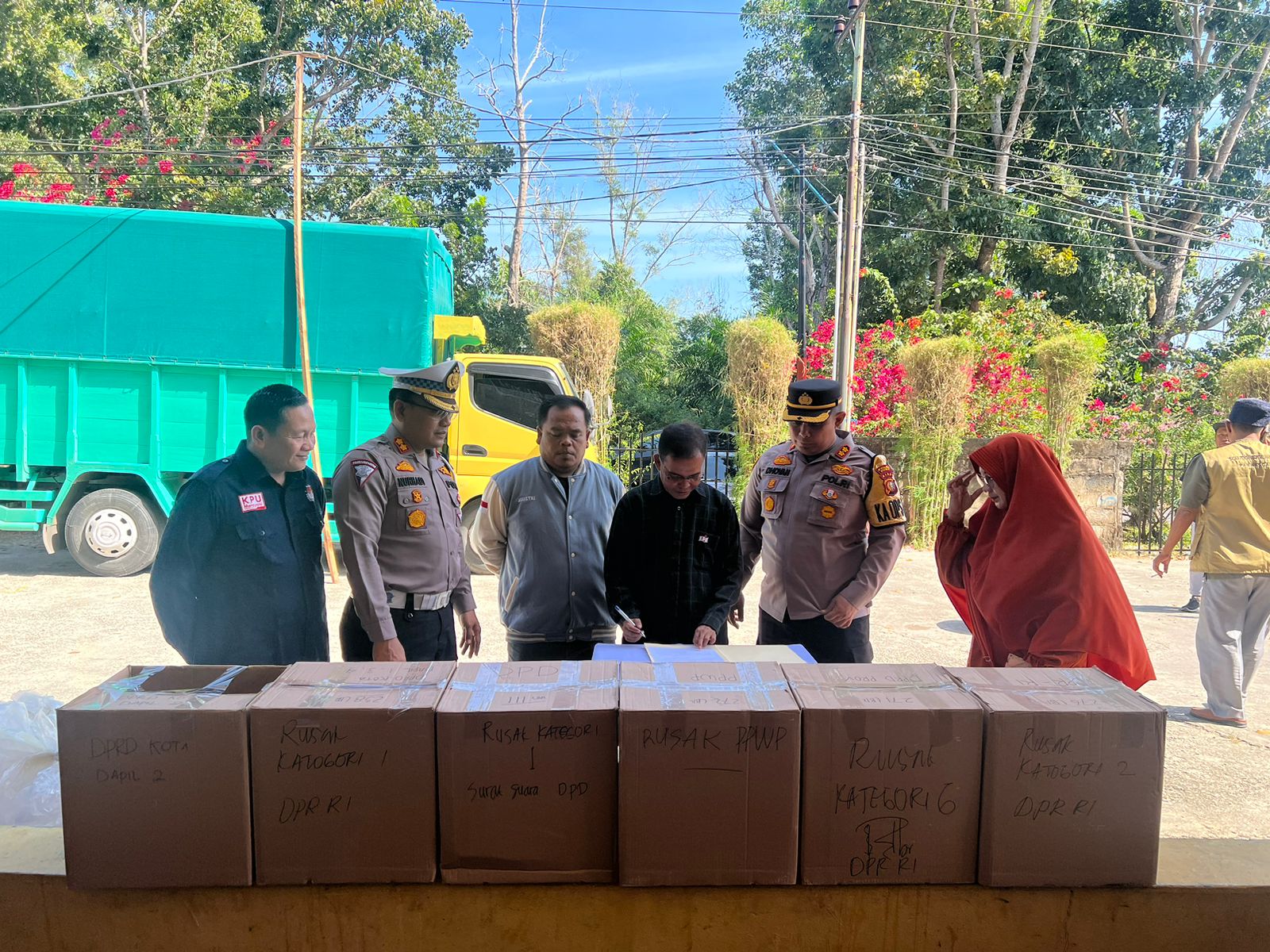 Kapolres Dumai Bersama Wadir Lantas Polda Riau Hadiri Giat Pemusnahan Kelebihan Surat Suara Pemilu